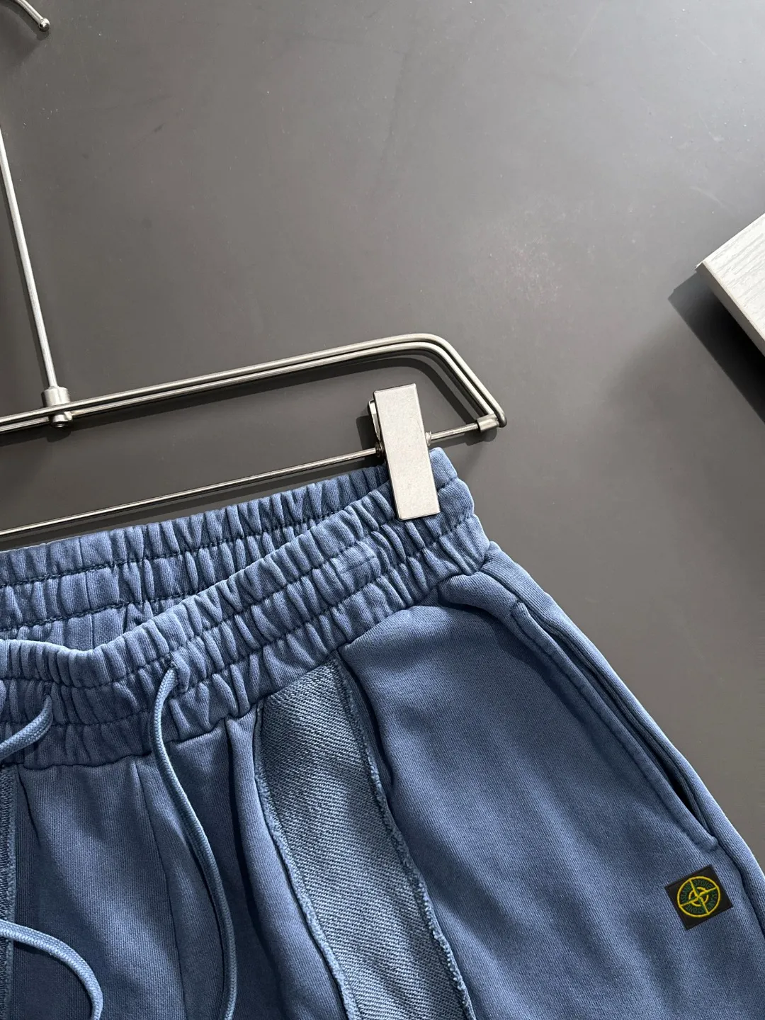 🅿️330 shipped next day, high-end goods, Stone Island 2025 spring and summer new elastic band casual heavy-duty washed loose shorts, made by imported machines from Italy, 1:1COPY with eyes closed. The hem of the trousers is hemmed with two needles, the stitching is fine and firm, and the custom-made fabrics are highly breathable and comfortable, with impeccable details. The brand element design concept reflects high quality. It feels delicate and soft! It presents a casual cut and the upper body shape is great! Size: S-XXL